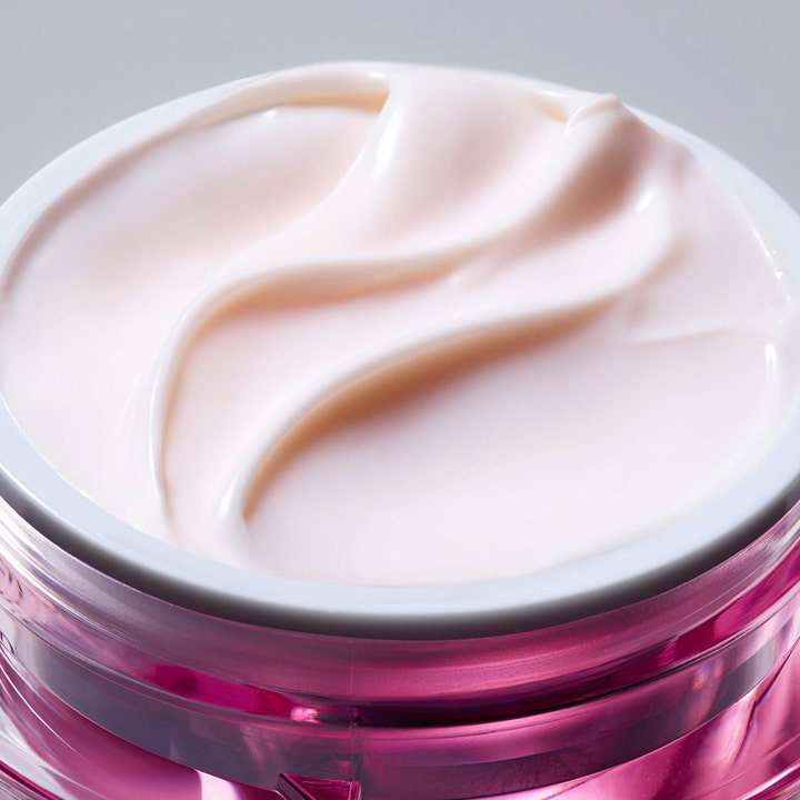 Estée Lauder Resilience Multi-Effect Face & Neck Creme 50 ml dagcreme med en cremet, lyserød tekstur i pink krukke