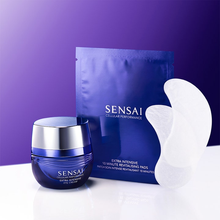 Sensai Cellular Performance Extra Intensive Eye Cream 15 ml øjencreme i blå krukke med to hvide øjepads