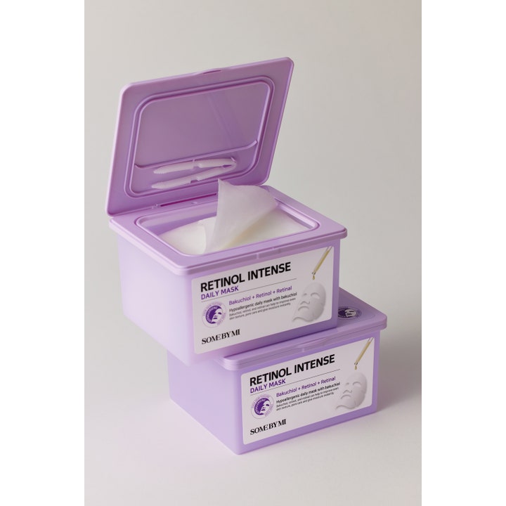 Some By Mi Retinol Intense Daily Mask 30 stk ansigtsmaske med retinol og bakuchiol i åben lilla boks med hvid pincet