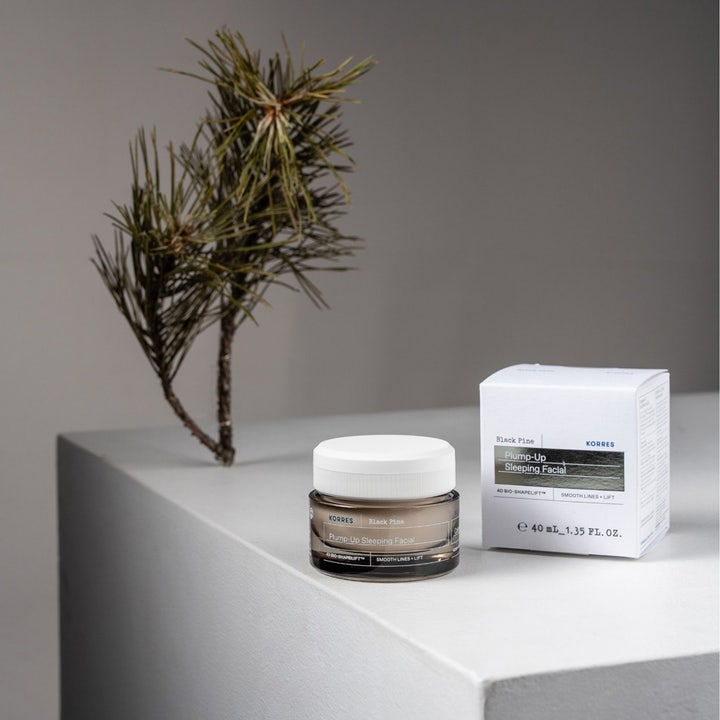 KORRES Black Pine Plump-Up Sleeping Facial 40 ml opstrammende natcreme i mørk glaskrukke med hvid æske og grangren