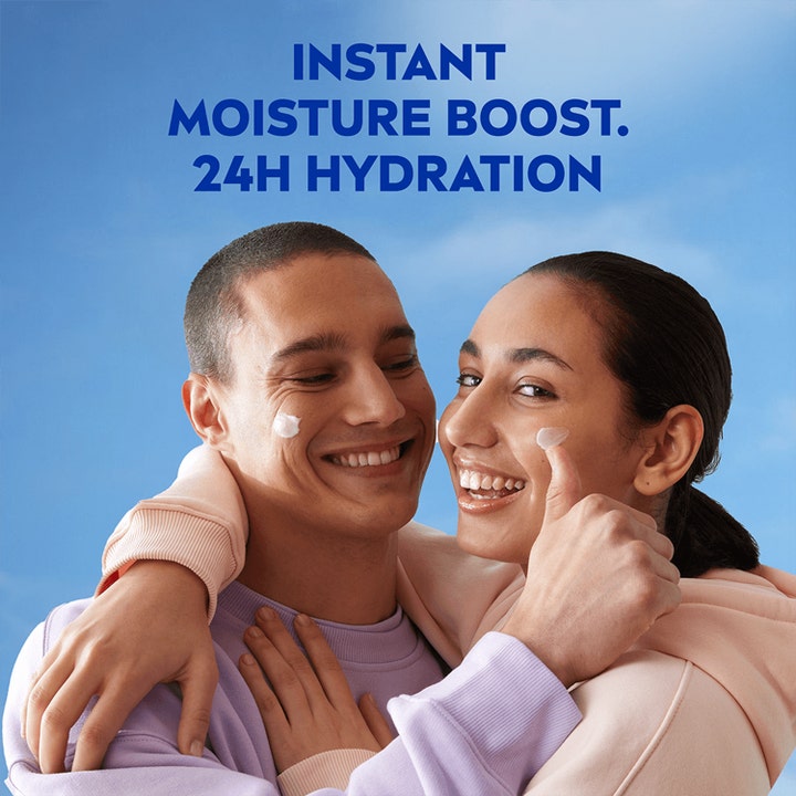 NIVEA Soft 200 ml fugtighedscreme giver 24 timers fugt til et smilende par med creme på kinderne mod blå himmel