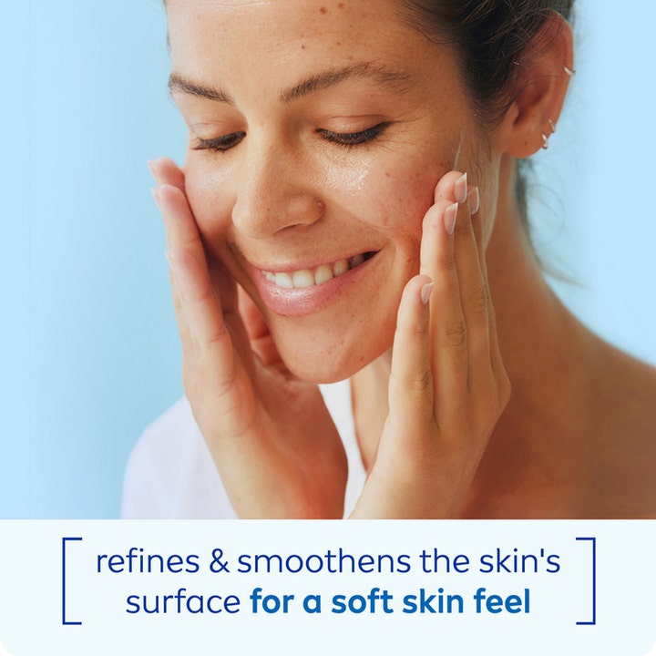 NIVEA Smooth Rice Scrub 75 ml ansigtsskrubb forfiner og udglatter huden vist på en smilende kvinde