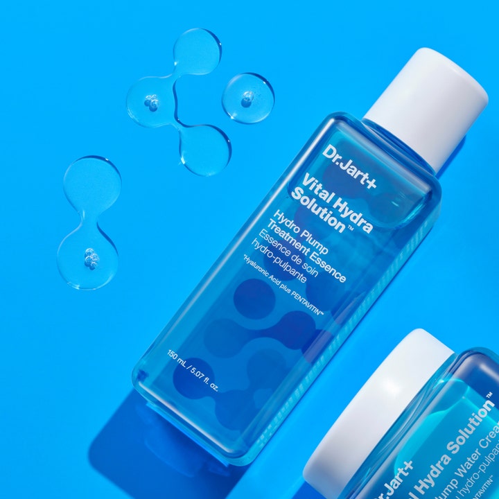 Dr.Jart+ Vital Hydra Solution Hydro Plump Treatment Essence 150 ml fugtgivende essence i blå flaske med vanddråber.