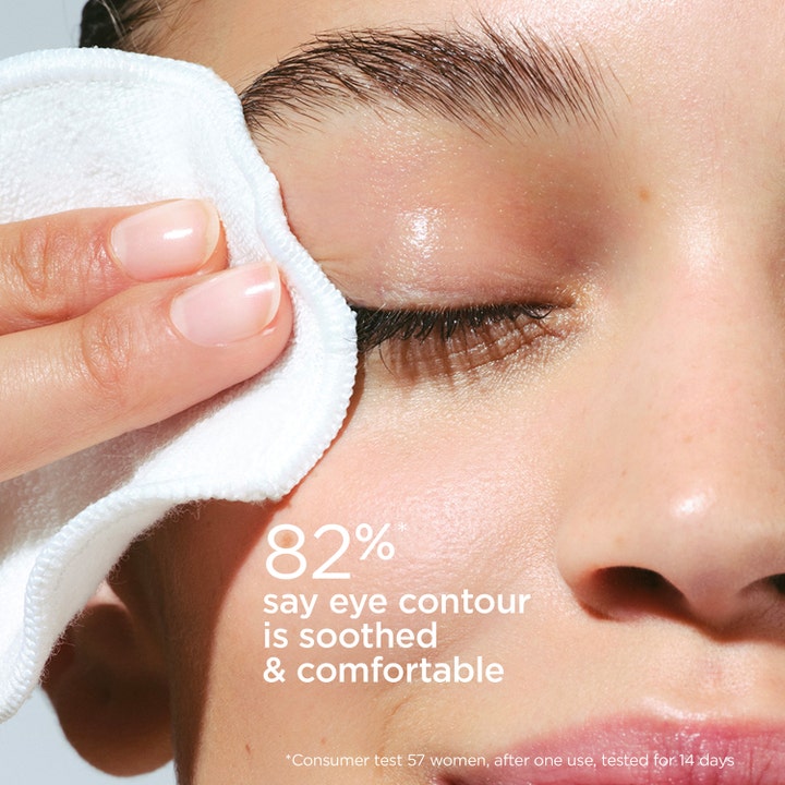 Clarins Gentle Eye Make-Up Remover 125 ml beroligende øjenmakeupfjerner brugt med hvid rondel på øjenområdet