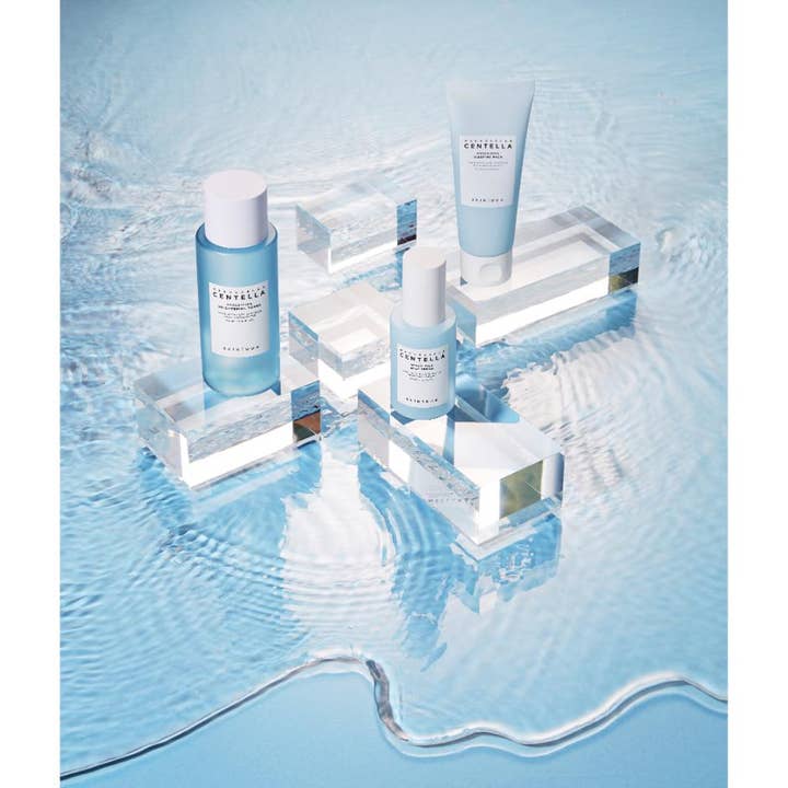 SKIN1004 Madagascar Centella Hyalu-Cica Sleeping Pack 100 ml fugtgivende ansigtsmaske i lyseblå tube vist i vandmiljø.