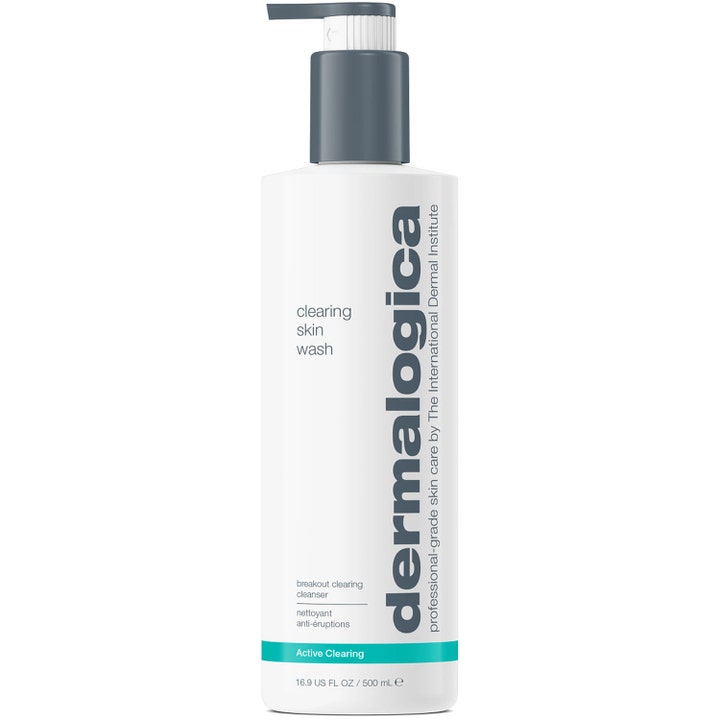 Dermalogica Clearing Skin Wash 500 ml mod uren hud er en ansigtsrens i hvid flaske med grå pumpe og turkis detalje.