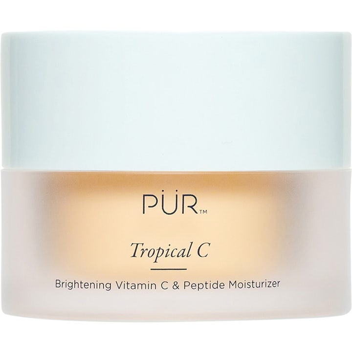 PÜR Tropical C Brightening Vitamin C & Peptide Moisturizer i en frostet glaskrukke med et hvidt låg.