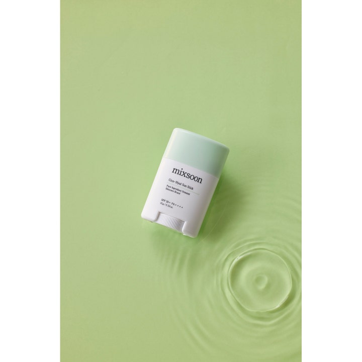 Mixsoon Cica-Hyal Sun Stick 15 g fugtgivende solstift SPF 50+ i hvid indpakning med lysegrønt låg og vandringe