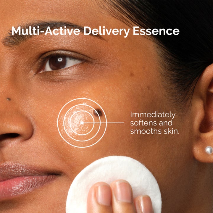 The Ordinary Multi-Active Delivery Essence 100 ml blødgør og udglatter huden påført med en hvid vatrondel
