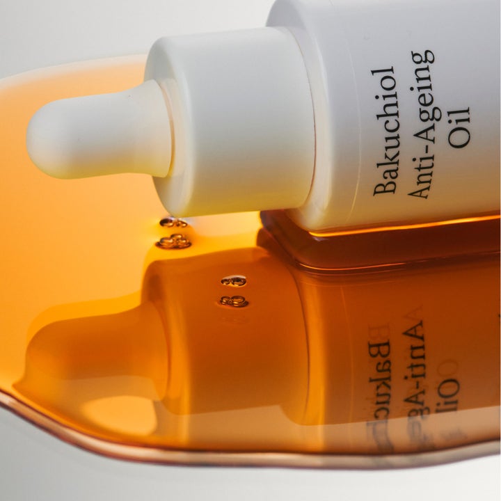 Jorgobé Bakuchiol Anti-Ageing Oil 30 ml ansigtsolie der giver glød vist som gylden olie med hvid pipette