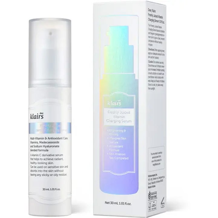 Klairs Freshly Juiced Vitamin Charging Serum 30 ml giver glød i hvid pumpeflaske og æske med holografisk design