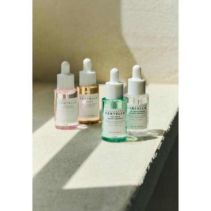 SKIN1004 Madagascar Centella Ampoule Kit 120 ml beroligende hudplejesæt med fire farvede glasflasker med hvide pipetter