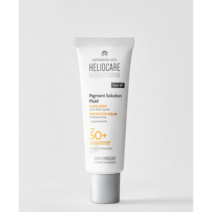 Heliocare Pigment Solution Fluid 50 ml solbeskyttelse mod pigmentpletter i hvid tube med gråt skruelåg