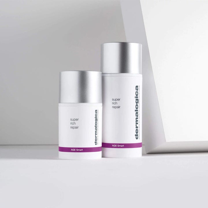Dermalogica AGE Smart Duo Super Rich Repair ansigtscremer i hvide krukker med sølvlåg og lilla detaljer.
