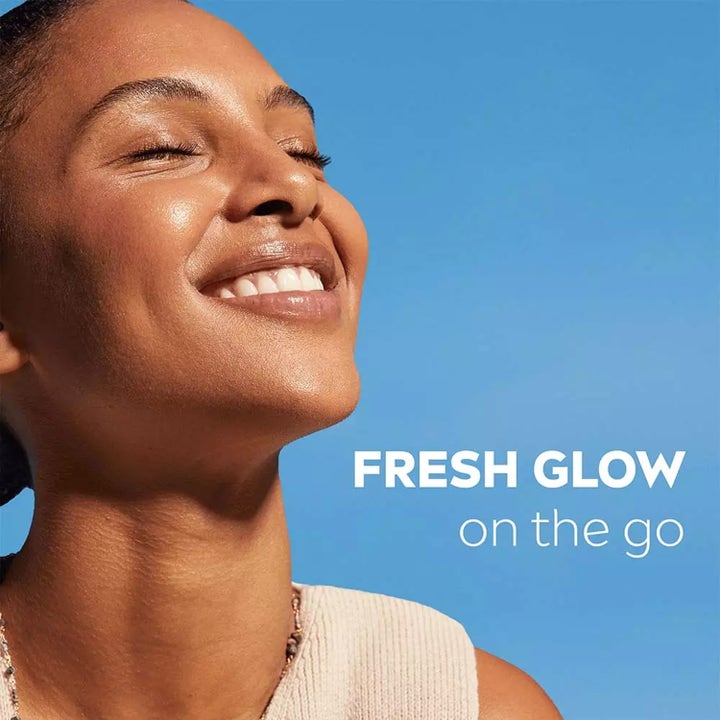 NIVEA Soft Daily UV Moisturizing Cream 100 ml fugtighedscreme giver Fresh Glow on the go vist med smilende kvinde