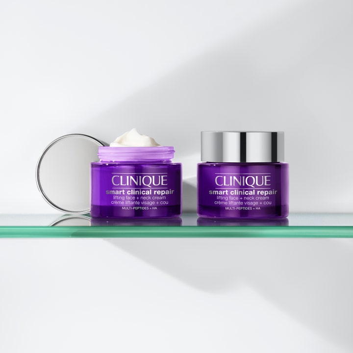 Clinique Smart Clinical Repair 50 ml opstrammende ansigtscreme i lilla krukker med hvid tekstur.