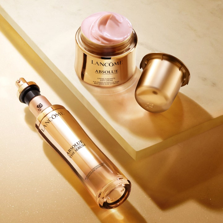 Lancôme Absolue Serum 30 ml ansigtsserum skaber glød vist i guldflaske ved siden af krukke med lyserød creme