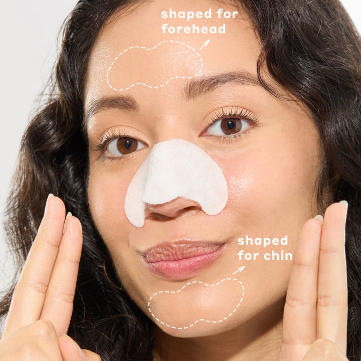 Mario Badescu 2-In-1 Deep Cleansing Pore Strip 6 stk ansigtspleje påført af kvinde på næse, pande og hage.
