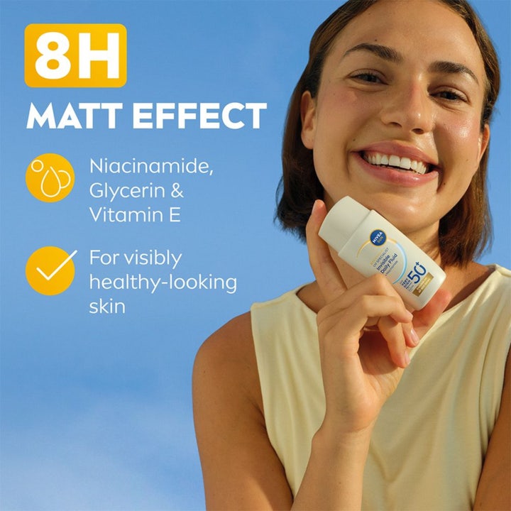 NIVEA UV Face Invisible Daily Fluid 40 ml solcreme til ansigtet giver 8H mat effekt vist af smilende kvinde.