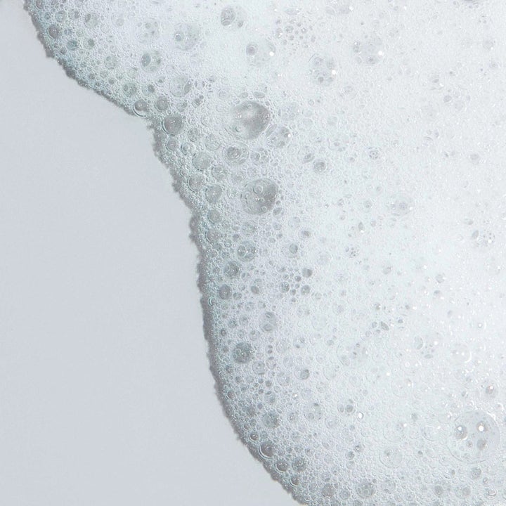 Dermalogica Clearing Skin Wash Duo 500 ml ansigtsrens med salicylsyre skaber et hvidt og luftigt skum.