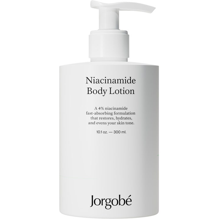 Jorgobé Niacinamide Body Lotion 300 ml fugtgivende kropspleje i hvid plastflaske med pumpe der udjævner hudtonen