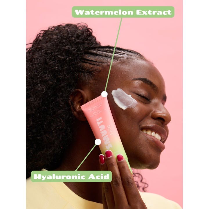 Smuuti Skin Watermelon Sun Cream 50 ml solcreme med fugtgivende hyaluronsyre anvendt på ansigtet