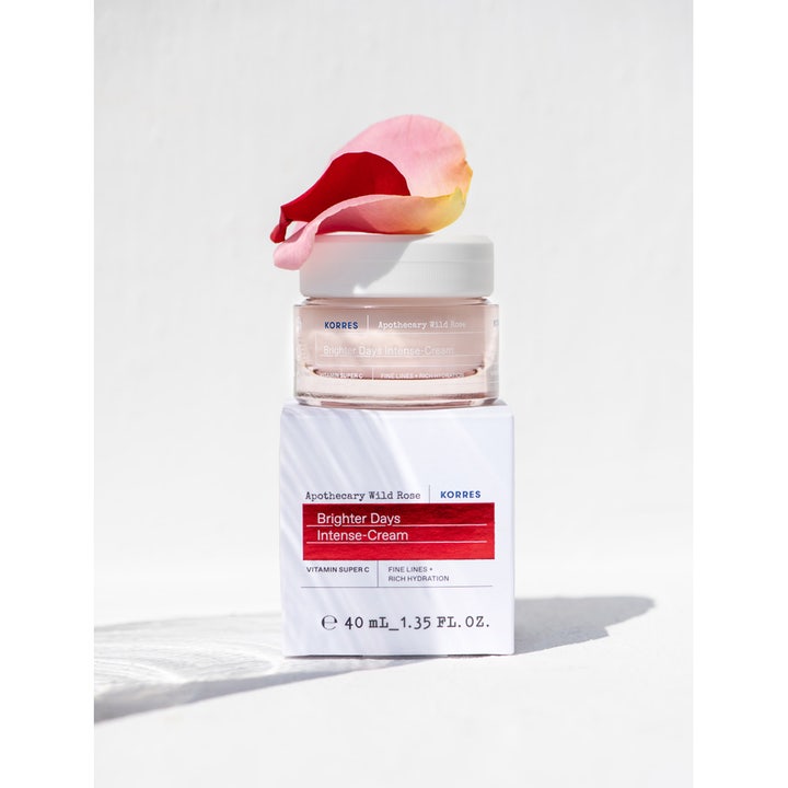 KORRES Apothecary Wild Rose Brighter Days Intense-Cream 40 ml glødgivende dagcreme i krukke med et lyserødt rosenblad