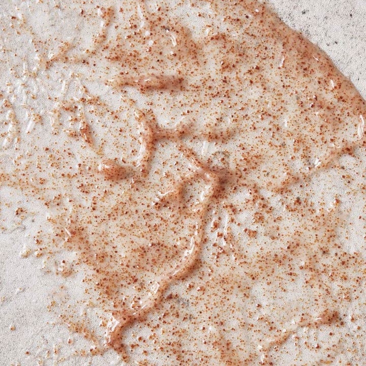 Meraki Footscrub Calm Cedar 100 ml kornig fodscrub med eksfolierende brune partikler i en let skummende geltekstur