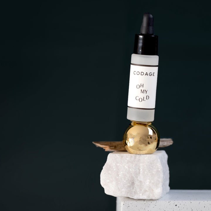 Codage Paris Oh My Cold Serum 10 ml fugtgivende ansigtsserum i frostet glasflaske på en dekorativ guldkuppel