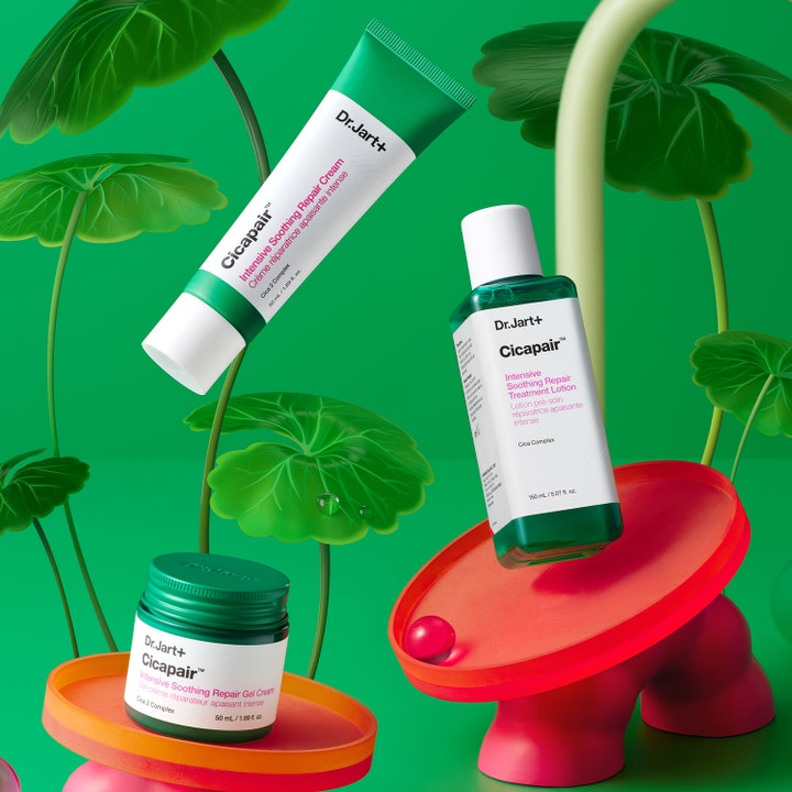 Dr.Jart+ Cicapair Intensive Soothing Repair Cream 50 ml beroligende dagcreme i tube blandt store grønne blade og podier.