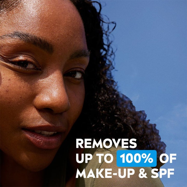 NIVEA Micellar Water Regenerating 400 ml ansigtsrens fjerner op til 100% makeup og SPF vist på person mod blå himmel.
