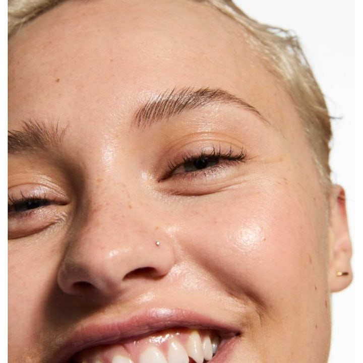 The INKEY List Beta Hydroxy Acid Serum 30 ml ansigtsserum mod urenheder giver klar og strålende hud på en person
