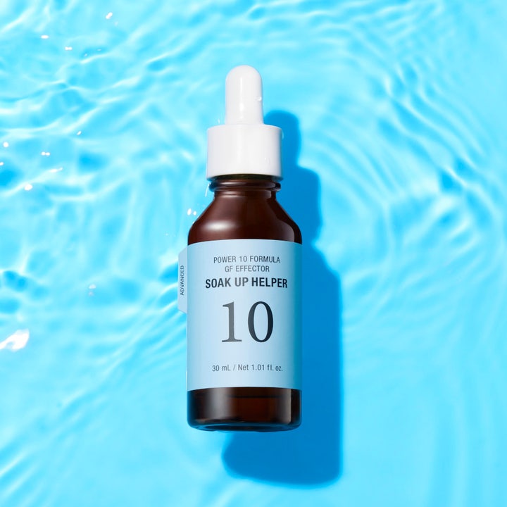 It'S SKIN Power 10 Formula GF Effector 30 ml fugtgivende serum i brun glasflaske på blåt vand