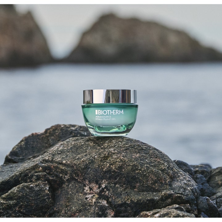 Biotherm Aquasource Hyalu Plump Moisturizing Gel 30 ml fugtgivende ansigtscreme i grøn krukke på en klippe ved havet