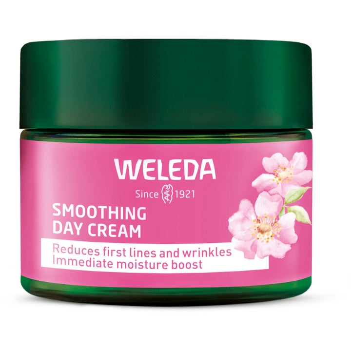 Weleda Smoothing Day Cream 30 ml fugtgivende ansigtscreme i grøn glaskrukke med lyserød etiket og blomster