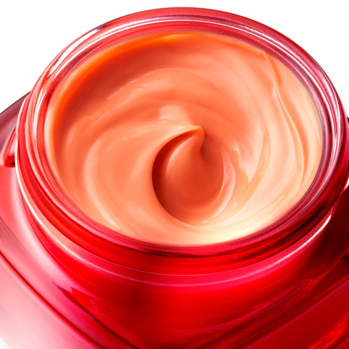 L'Oréal Paris Revitalift Ginseng Glow 50 ml dagcreme giver glød med sin ferskenfarvede cremede tekstur i rød krukke.