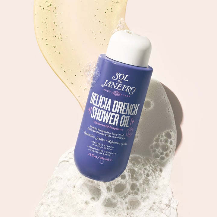 Sol de Janeiro Delicia Drench Shower Oil 385 ml nærende badeolie i lilla flaske med gylden olie og hvidt skum