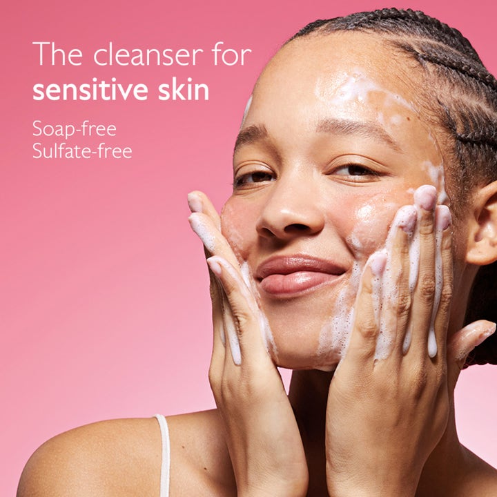 Caudalie Vinohydra Moisturizing Cleansing Gel 150 ml sæbefri ansigtsrens til følsom hud påført som hvidt skum.