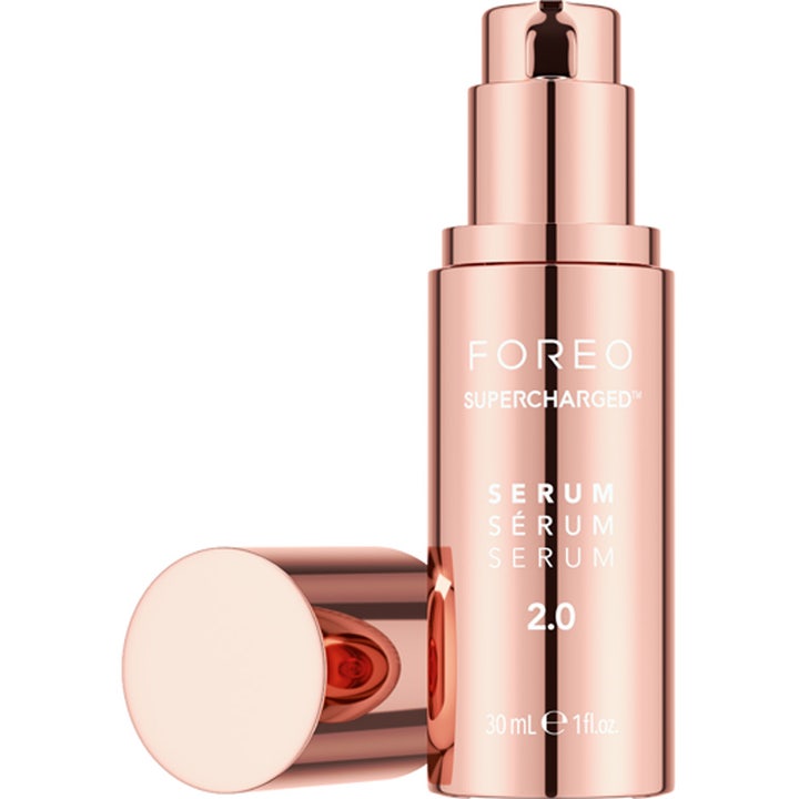 FOREO Supercharged Serum 2.0 30 ml fugtgivende ansigtsserum i rose guld metalflaske med pumpe og løst låg