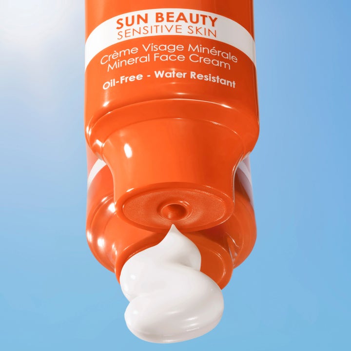 Lancaster Sun Sensitive Mineral Face Cream 50 ml mineral solcreme til ansigtet med hvid tekstur fra orange tube