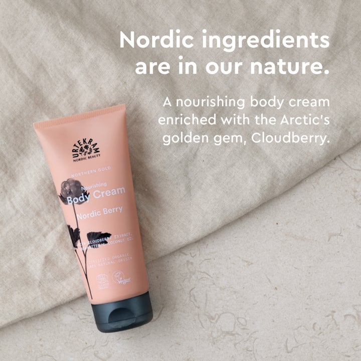 Urtekram Nordic Berry Body Cream 200 ml nærende kropscreme i ferskenfarvet tube på hørstof