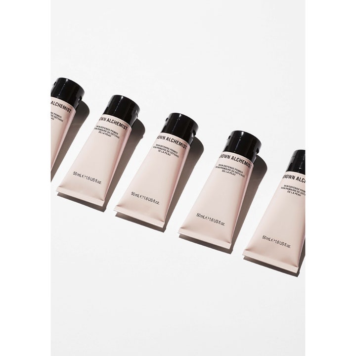 Grown Alchemist Skin Defence Primer 50 ml beskyttende primer i fem lyserøde tuber med sorte låg.