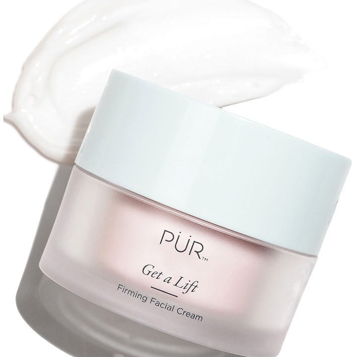 PÜR Get A Lift Cream 50 ml opstrammende ansigtscreme i krukke med hvid creme-tekstur i baggrunden