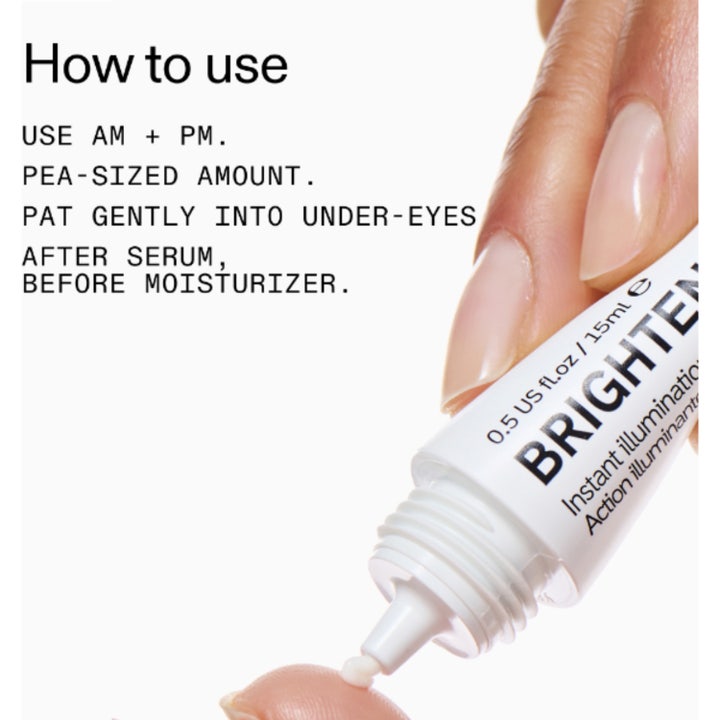 The INKEY List Brighten-i Eye Cream 15 ml lysnende øjencreme mod mørke rande dispenseret på en finger med instruktioner