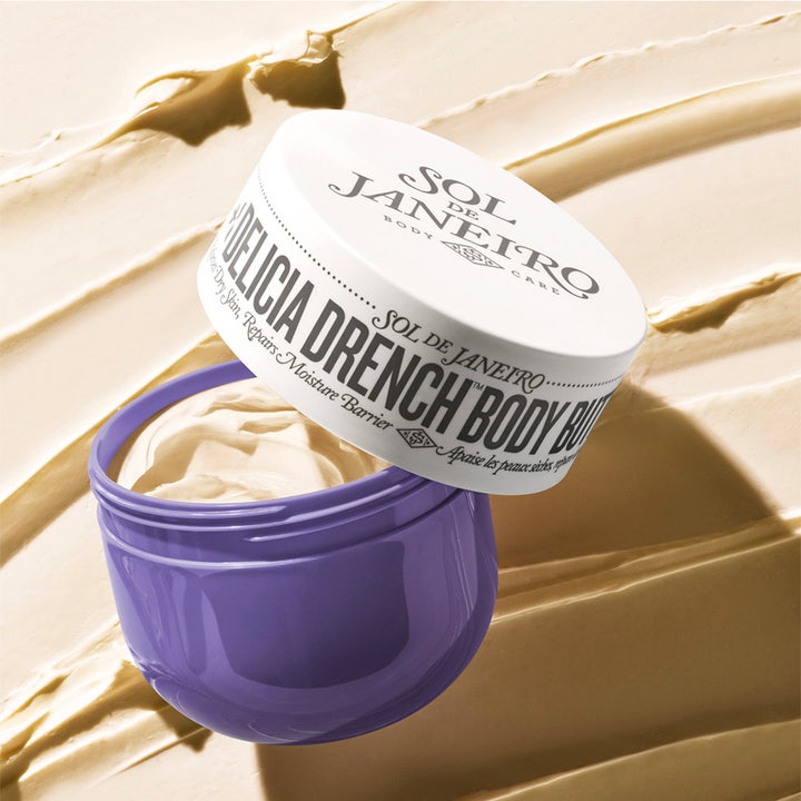Sol de Janeiro Delicia Drench Body Butter 75 ml fugtgivende kropscreme i lilla krukke med tyk cremet tekstur