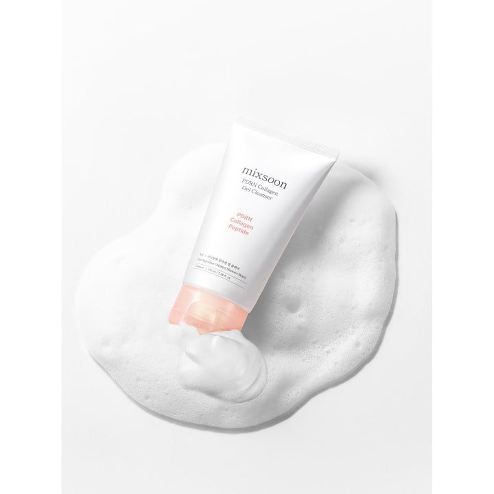Mixsoon PDRN Collagen Gel Cleanser 100 ml ansigtsrens i hvid tube på en sky af blødt renseskum