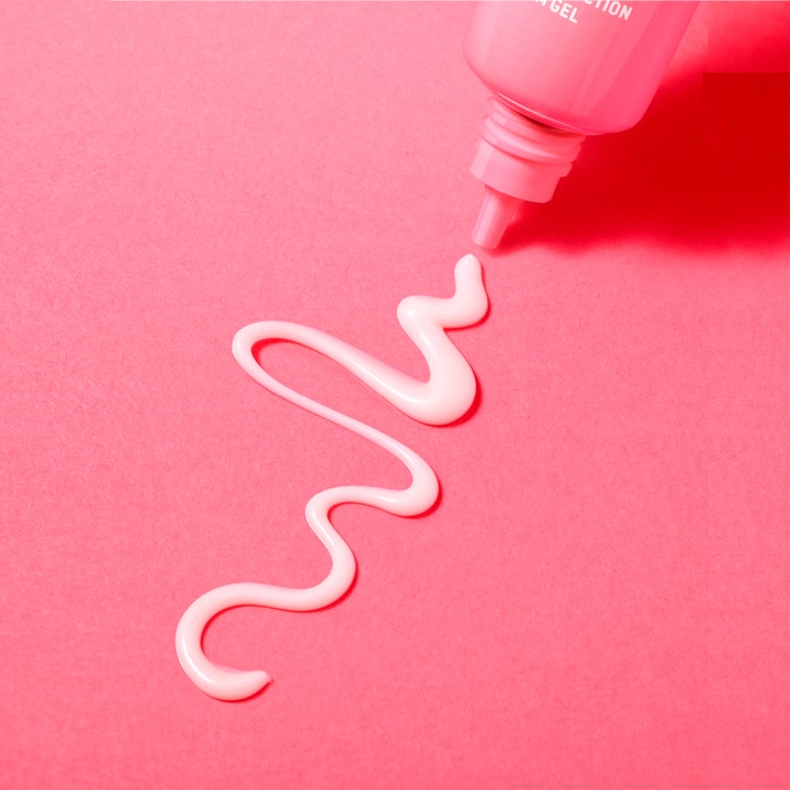 Nuxe Créme Prodigieuse Boost Eye Balm Gel 15 ml øjencreme mod mørke rander med lyserød geltekstur på pink baggrund