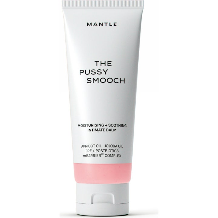 MANTLE The Pussy Smooch fugtgivende intimbalm i hvid tube med lyserød stribe og plejende abrikosolie.