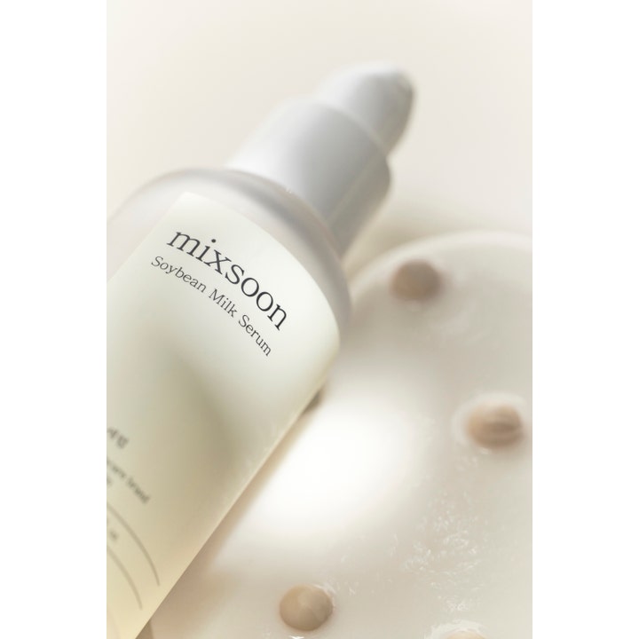 Mixsoon Soybean Milk Serum 50 ml nærende ansigtsserum viser cremet beige tekstur ved siden af frostet pumpeflaske