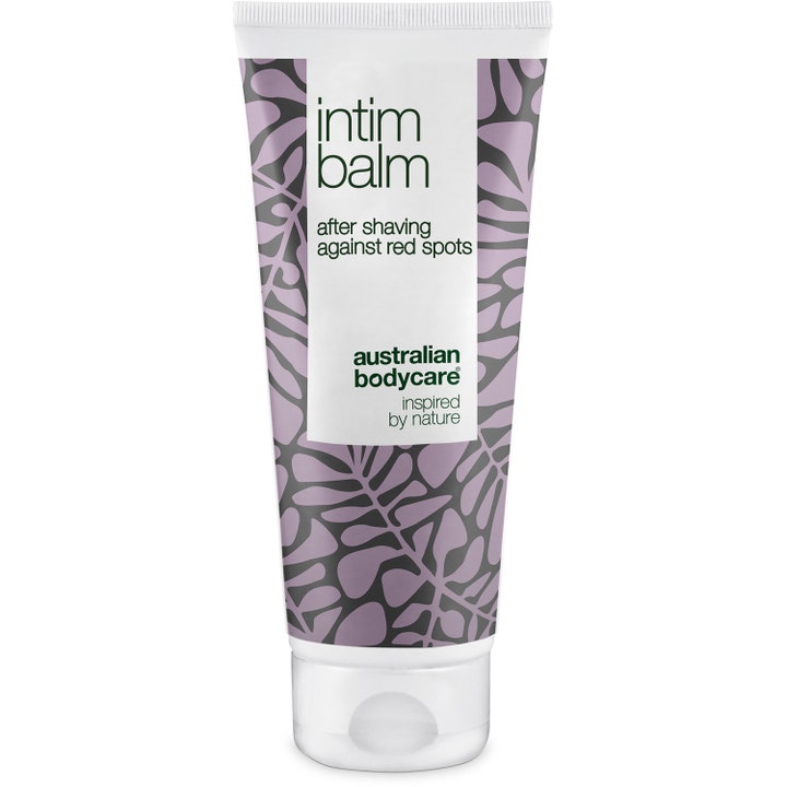 Australian Bodycare Intim Balm mod røde knopper efter barbering i hvid plasttube med lilla bladmønster og hvidt låg.